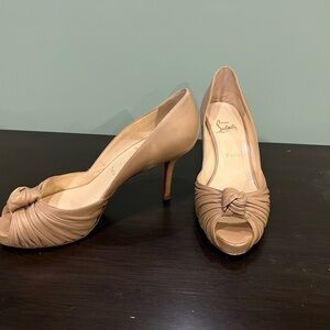 Beige/Pale tan Peep-Toe Knot Pumps